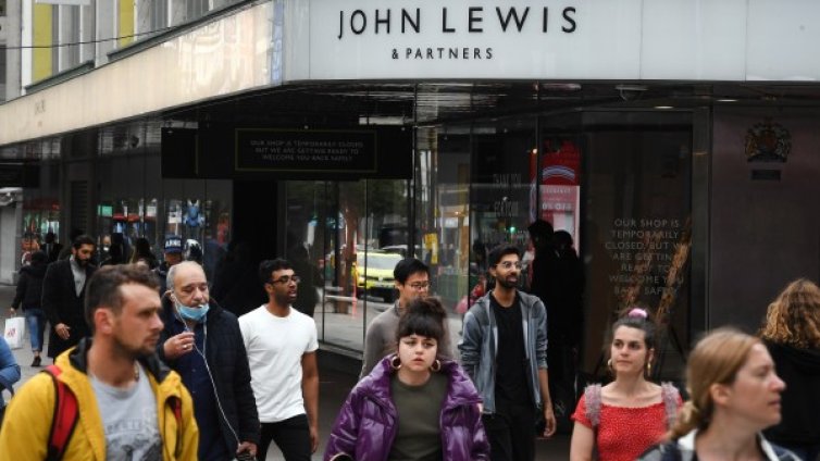 Великобритания облекчава част от мерките от събота 