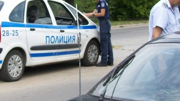 Младежи натъпкали колата си с дрога, полицията ги залови 