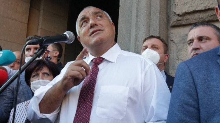 И Бойко Борисов излезе пред протестиращите