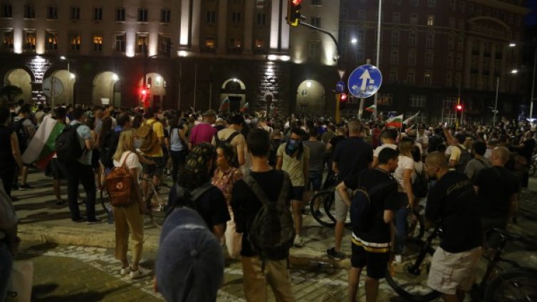 Напрежението на протестите ескалира - протестиращи и полиция се сбиха