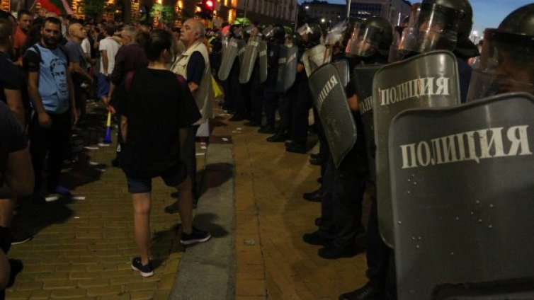 Двама ранени полицаи при снощния протест в София