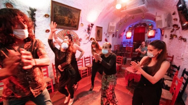 Страх от втора вълна в Испания &ndash; пияни туристи не спазват мерките 