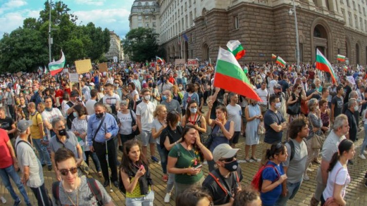 Протестът в кадър: Ден шести 