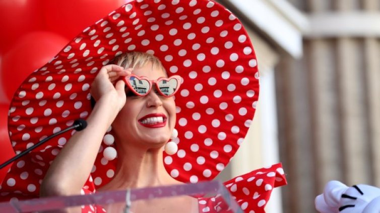 Кейти Пери показа клоунски маникюр