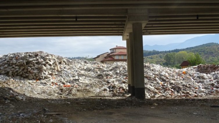 Прокуратурата проверява ново сметище под магистрала "Струма"