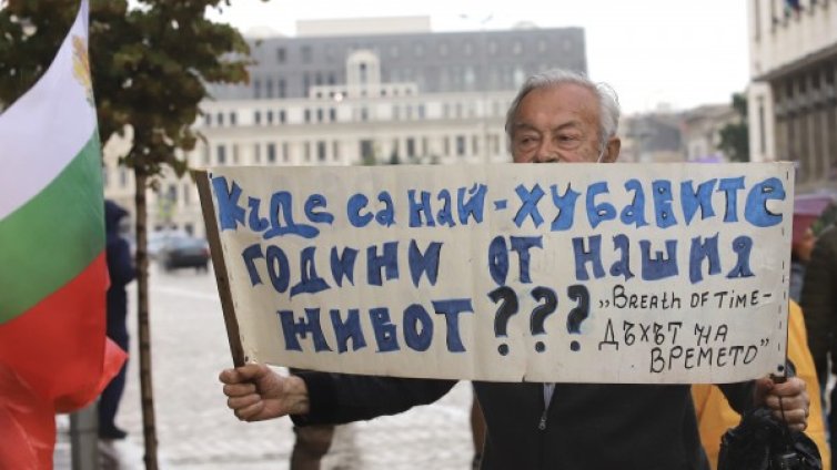 Протестите в кадър: Ден 10, лошото време не спря протестиращите 