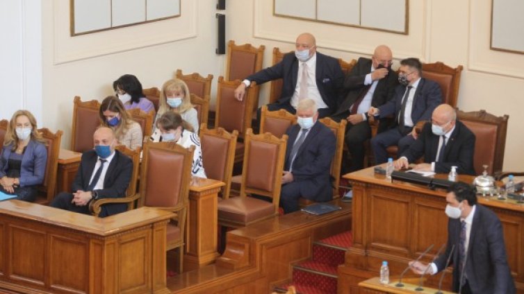 Властта в ръцете на Радев? ГЕРБ нямало да го допусне, бил комплексиран