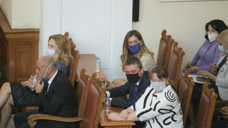 Томислав Дончев: Корупцията се бори с институции и закони, а не с хайки