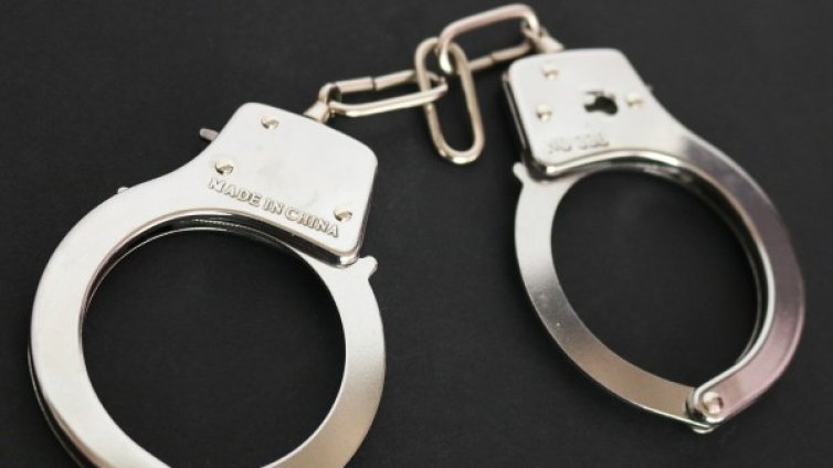 Момче се опита да глътне найлоново пликче с дрога пред полицаи
