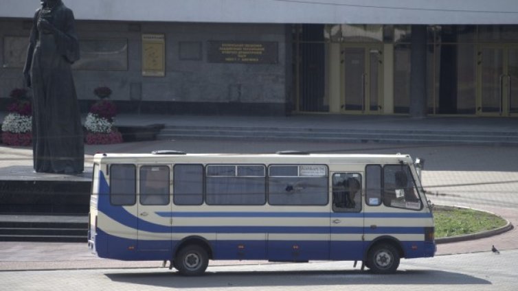Въоръжен взе заложници в минибус в Украйна 