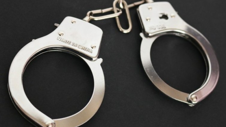 Общински съветник плашил роми с пистолет, арестуваха го