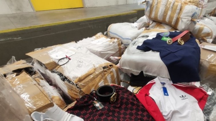 Заловиха 26 хил. фалшификати на маркови дрехи на границата с Турция 