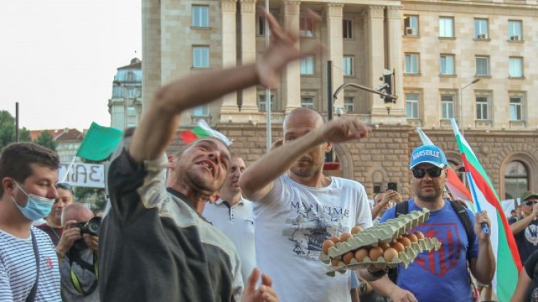 "Омлет" за властта: Яйца и домати летяха към сградата на МС