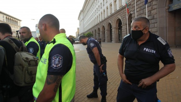 Пари вместо отпуск за извънредния труд на полицаите