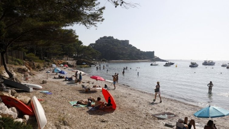 Във Франция могат да налагат маска и на открито