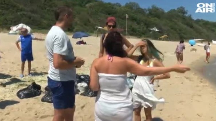 Мазни топчета изплуваха във водата и на брега на "Иракли"