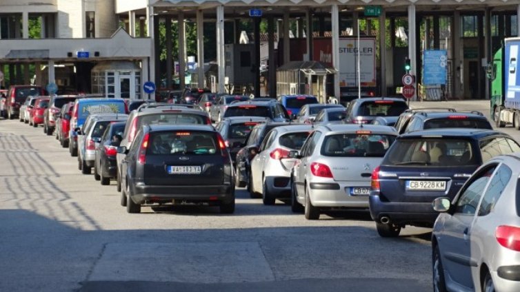 Отново километрична опашка от чакащи за влизане в Гърция