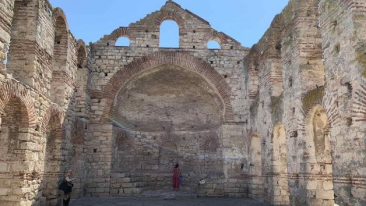 Няколко епохи - събрани в китния Несебър