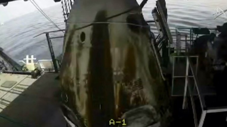 Екипажът на SpaceX успешно се върна на Земята