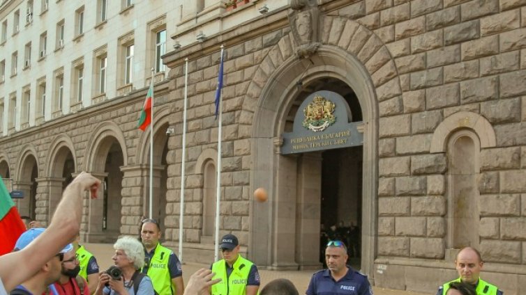 Протестът в Ден 26: Палатковите лагери остават