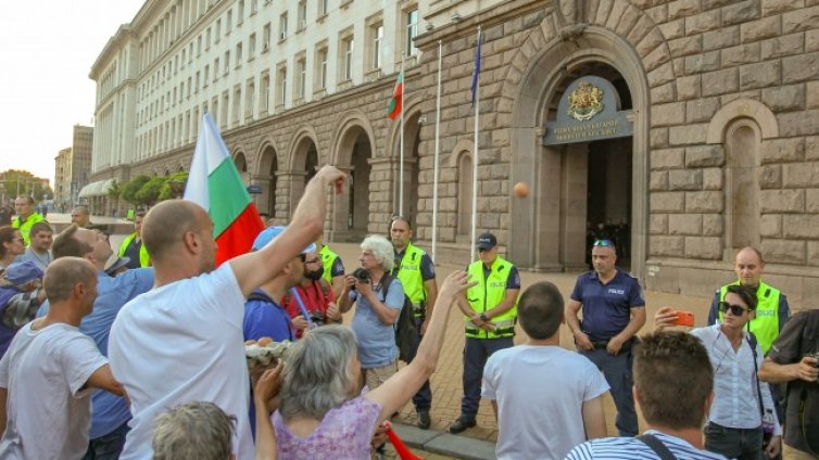 Политолог: Оставката е встрани от националния интерес
