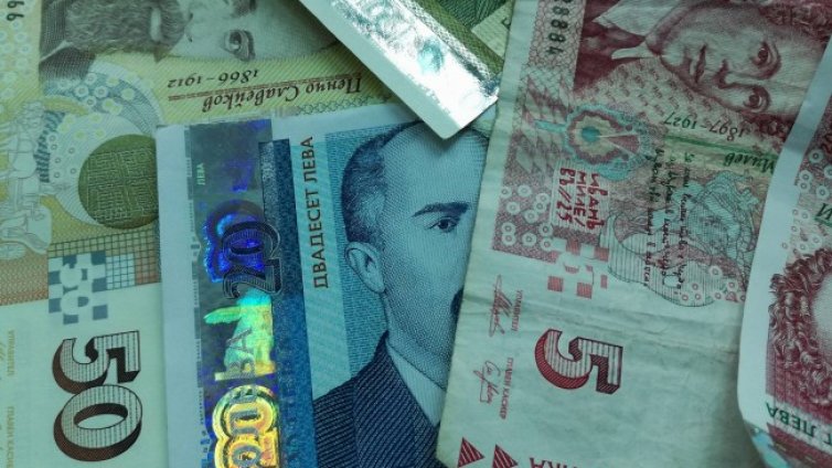 Българите спестяват повече пари, теглят по-малко заеми 