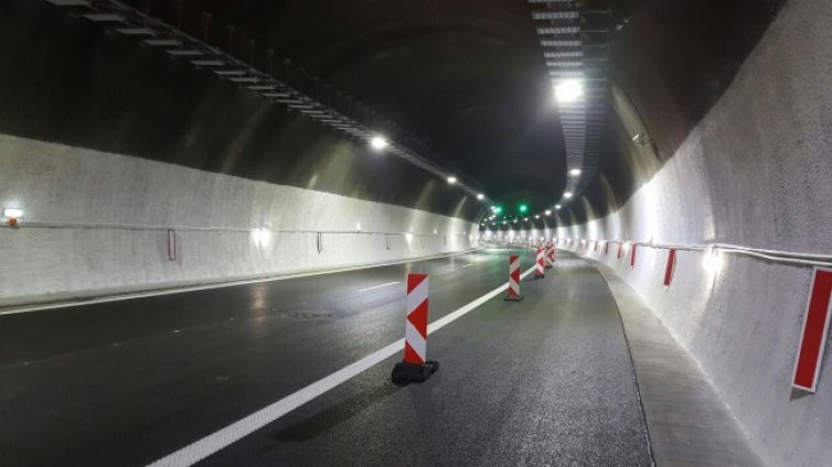 Аварирал автобус спря движението в тунел "Витиня" на "Хемус"