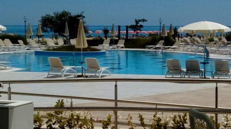 Един след друг затварят хотелите в "Албена" - няма туристи