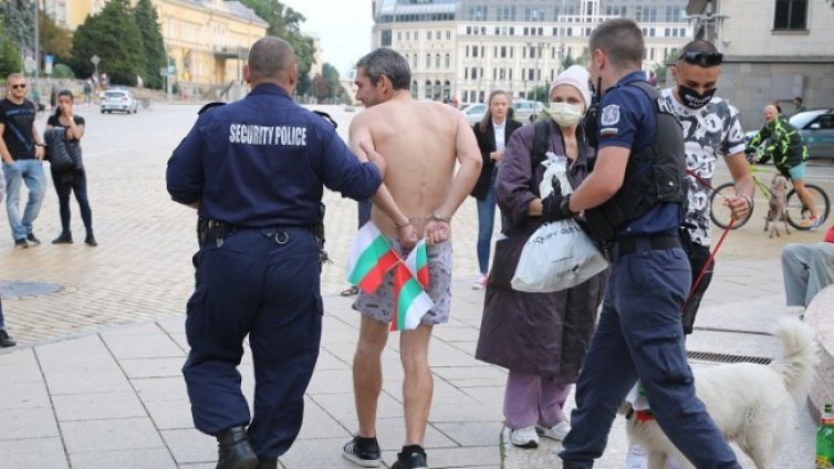 Ден 38 на протести: Полицията арестува мъж пред президентството 