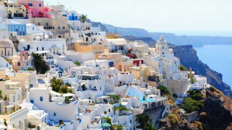 Гърция отчeте 74% спад на пътниците по летищата