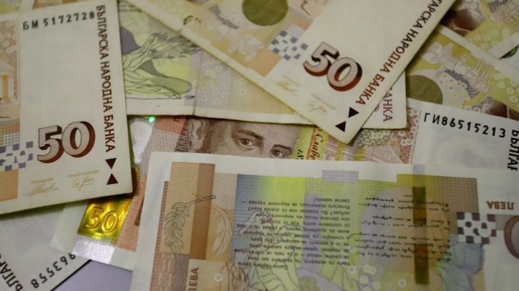Възрастна жена даде 40 000 лева на мъж, представил се за полицай
