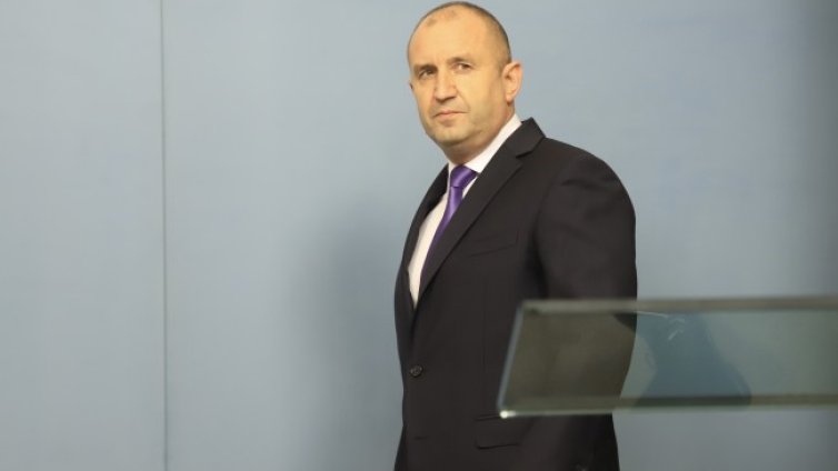 Радев сред протестиращи във Варна: Дневният ред е ясен &ndash; оставка!