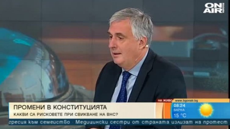 Темата с Конституцията отвлича внимание, смята Калфин