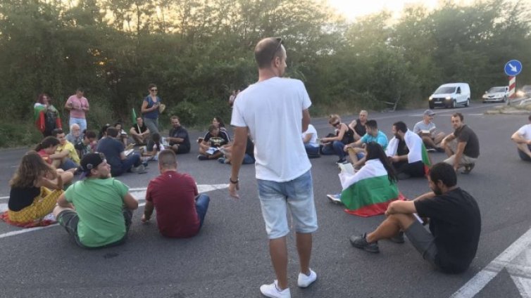 Протестиращи блокираха входа на автомагистрала “Тракия” при Стара Загора