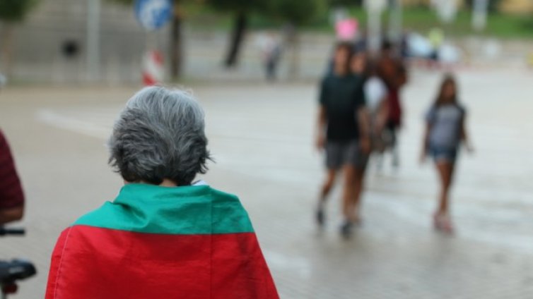 Поредна вечер на протест: Около стотина души са пред президентството