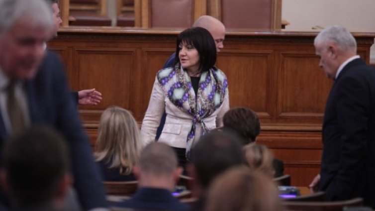 Караянчева: Да стоиш на "Дондуков" и да живееш в "Бояна" не те прави президент