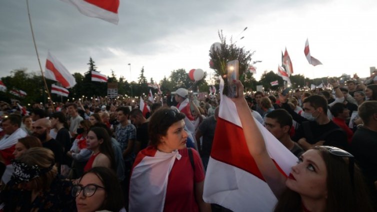 Лукашенко празнува рождения си ден облечен в бронежилетка и с автомат