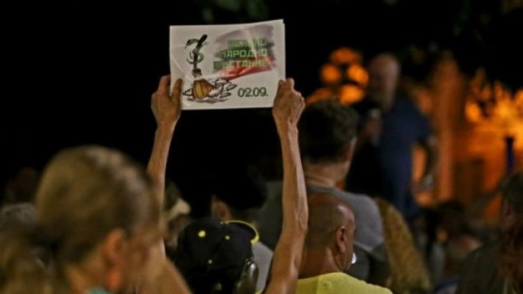 Столична община: Придвижвайте се извън площад "Независимост"