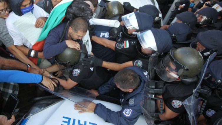 Полицията пусна сълзотворен газ, закани се да ползва сила 