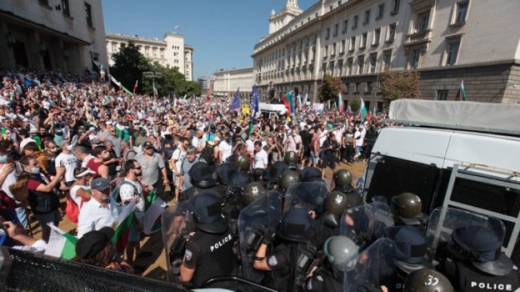 БСП преброи 100 000 души на протестите, при това млади, а не лумпени
