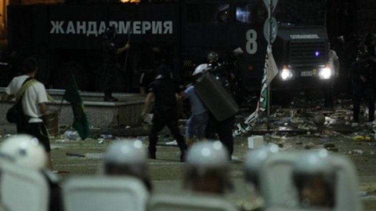 Извозиха 10 камиона с боклуци след вчерашните сблъсъци