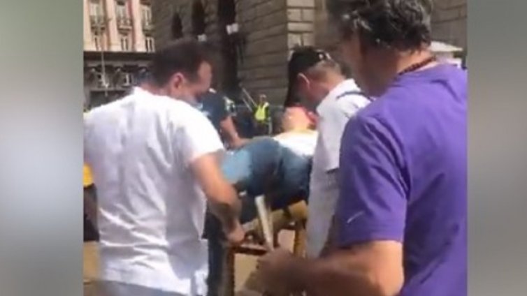 Жена припадна на протеста, откара я линейка