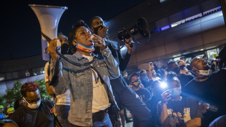 Автомобил се вряза в тълпа протестиращи в САЩ