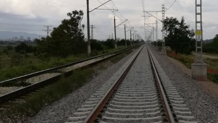Влак удари автомобил край Две Могили