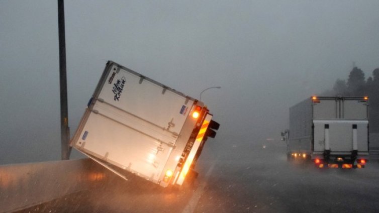 Тайфуна "Хайшен" остави десетки хиляди без ток 