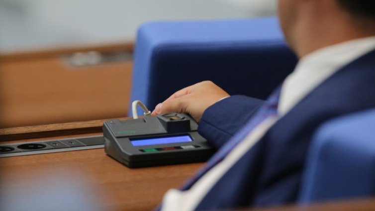 Парламентът заработи от втори опит, ДПС спаси кворума