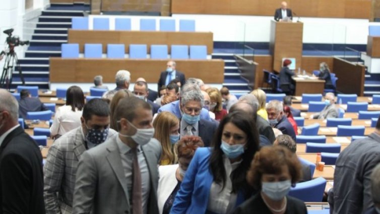 Депутатите напуснаха без проблеми парламента
