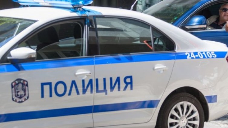 Пиян шофьор и роднини удряли и блъскали полицай 