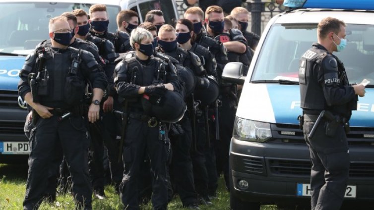 29 германски полицаи уволнени, споделяли снимки на Хитлер