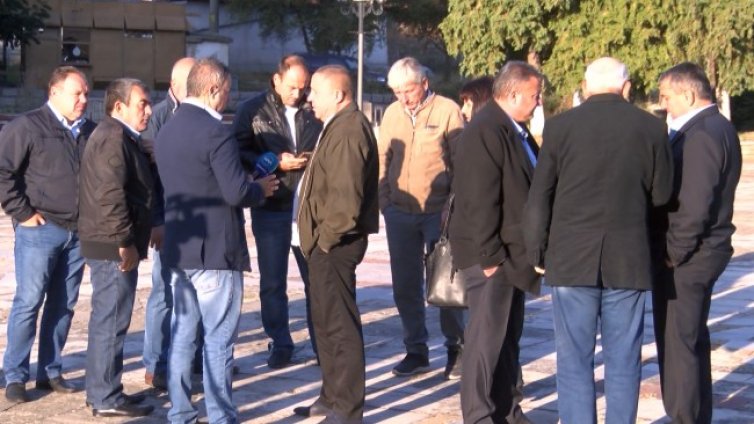 Кметове на малки населени места протестират в Калофер